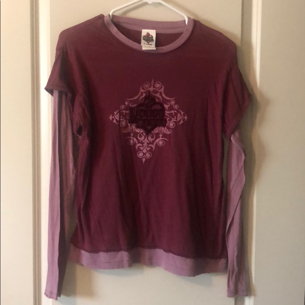 House of Blues t shirt.  Fits like a Meduim